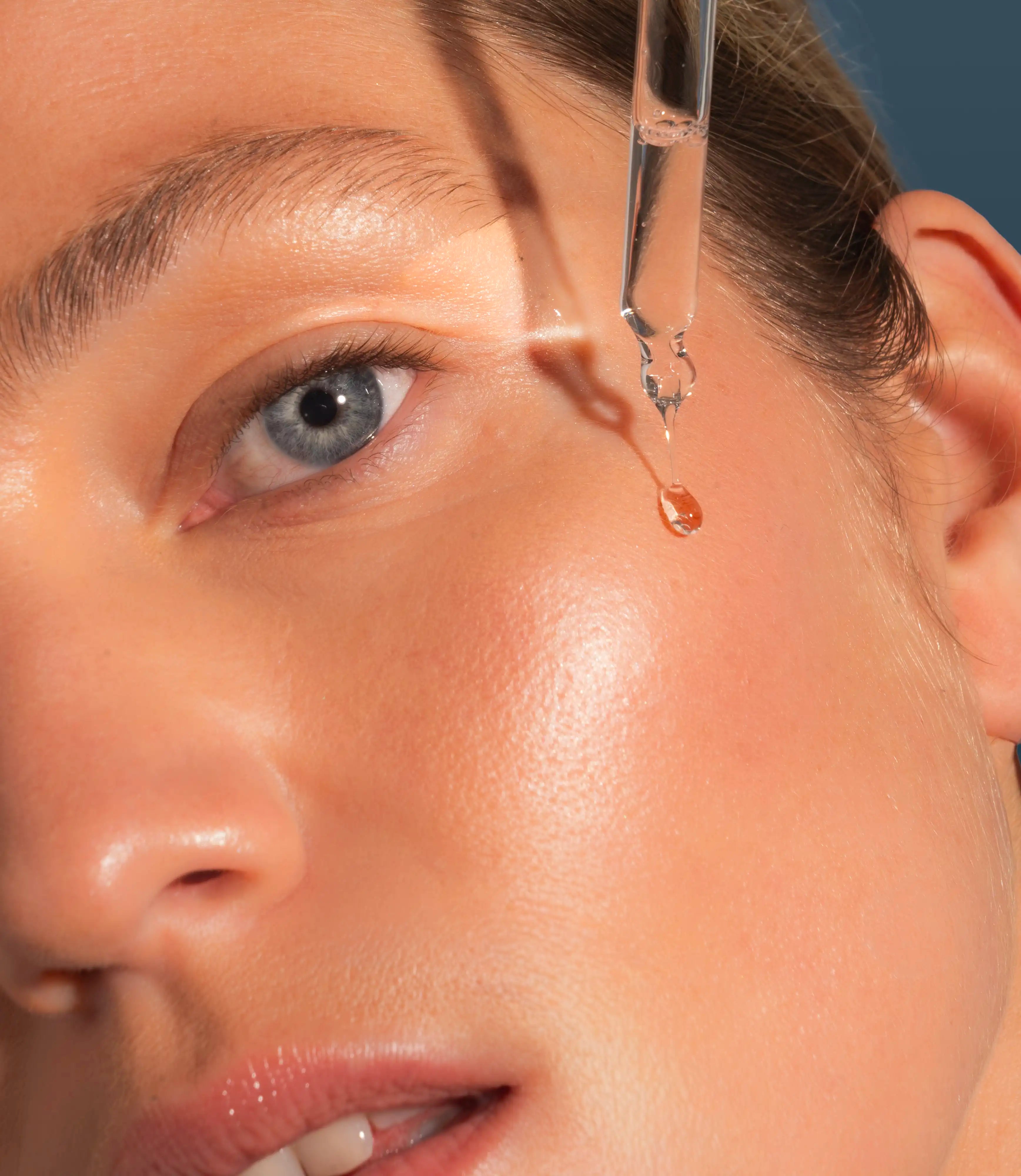 SÉRUM RAFFERMISSANT ÉCLAT À L'ACIDE HYALURONIQUE