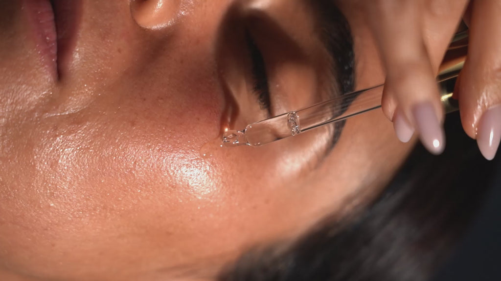 SÉRUM RAFFERMISSANT ÉCLAT À L'ACIDE HYALURONIQUE